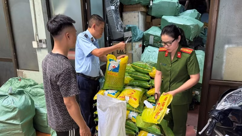 Lực lượng chức năng trong Ban Chỉ đạo 389 thành phố Hà Nội kiểm tra hộ kinh doanh có hành vi xâm phạm quyền sở hữu trí tuệ đối với nhãn hiệu gạo ST25.