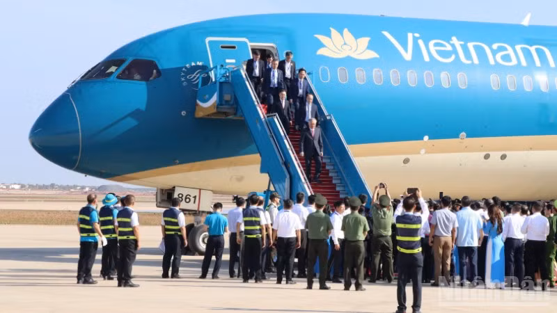 Phó Thủ tướng Thường trực Chính phủ Nguyễn Hòa Bình cùng các đại biểu xuống máy bay tại sân bay Long Thành.