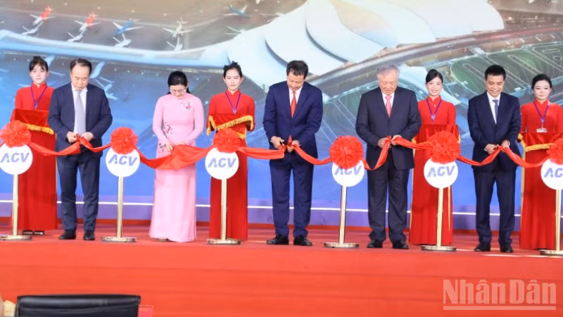 Phó Thủ tướng Thường trực Chính phủ Nguyễn Hòa Bình cùng Bí thư Tỉnh ủy Đồng Nai Vũ Hồng Văn và các đại biểu thực hiện nghi thức cắt băng khánh thành các công trình sân bay Long Thành.