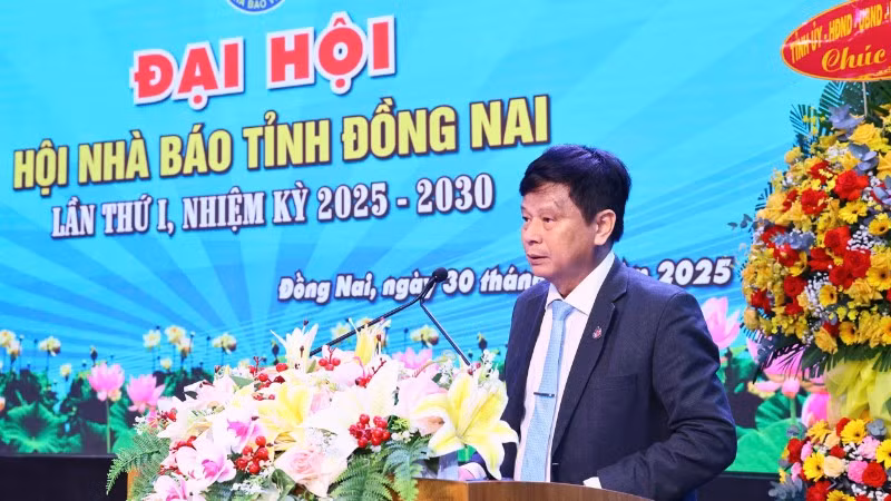 Nhà báo Trần Trọng Dũng, Phó Chủ tịch Hội Nhà báo Việt Nam phát biểu chỉ đạo tại đại hội.