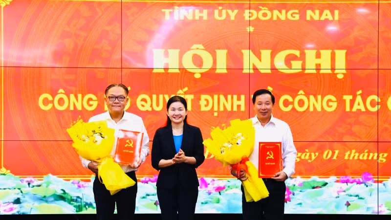 Đồng chí Tôn Ngọc Hạnh trao quyết định và tặng hoa chúc mừng đồng chí Nguyễn Văn Út và đồng chí Nguyễn Kim Long.