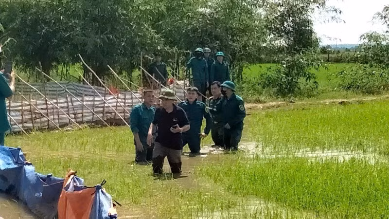 Lãnh đạo xã Phú Hòa cùng lực lượng chức năng hỗ trợ người dân đắp bờ bao chống ngập diện tích lúa do nước sông La Ngà dâng cao vào tháng 11.