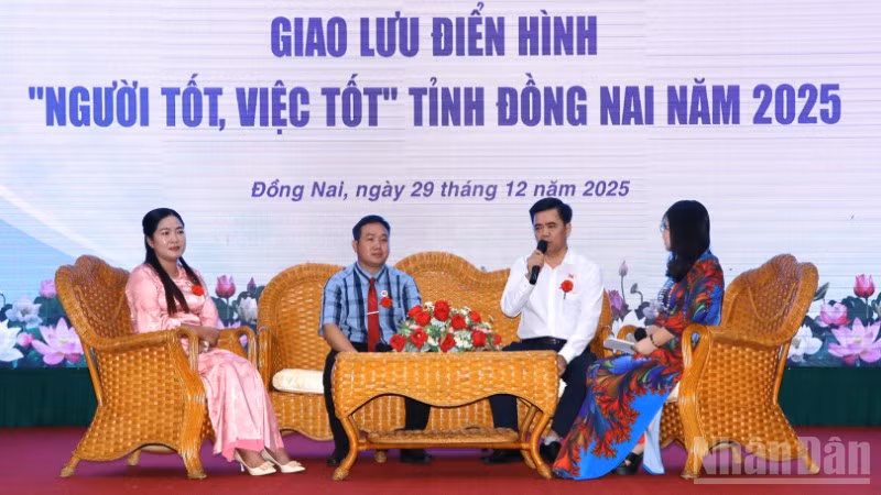 Các gương điển hình giao lưu những cách làm hay, kinh nghiệm quý tại hội nghị.