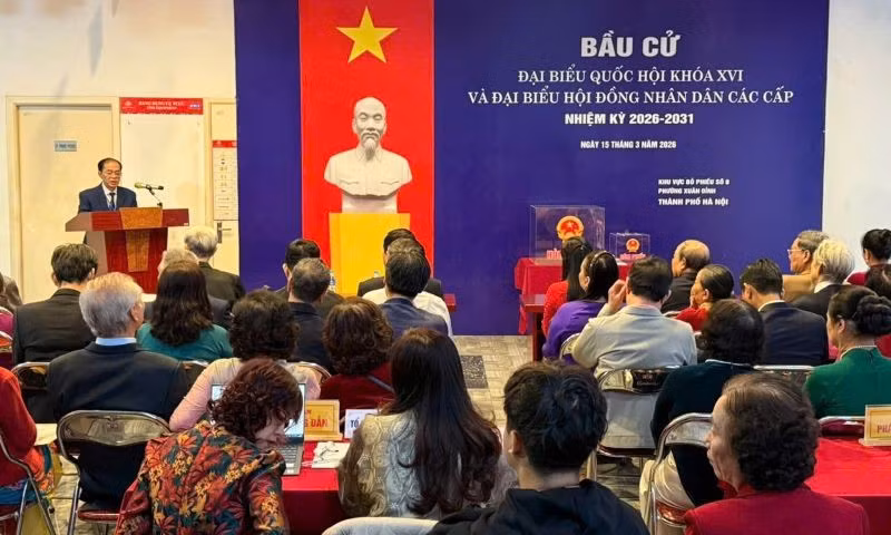 Cử tri phường Xuân Đỉnh phấn khởi đi bầu cử.