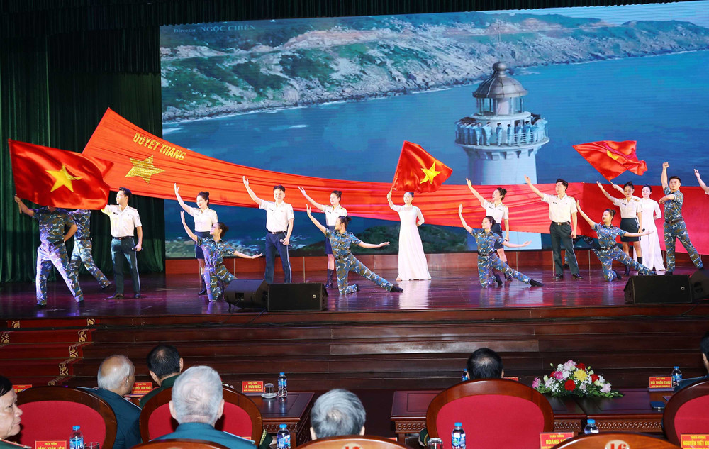 Tiết mục văn nghệ chào mừng buổi gặp mặt kỷ niệm 60 năm Ngày truyền thống Bộ đội Tên lửa Phòng không. (Ảnh: TRỌNG ĐỨC) b-1-1.jpg