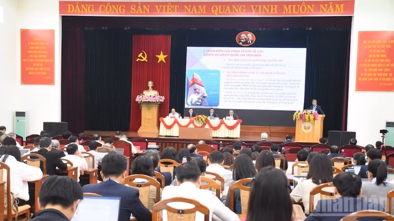 Phó Giáo sư, Tiến sĩ Ngô Văn Minh, nguyên Trưởng khoa Dân tộc và Tôn giáo, Học viện Chính trị khu vực III trình bày tham luận tại hội thảo. (Ảnh: ANH ĐÀO)