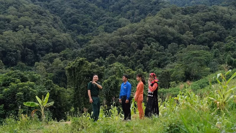 ​Thành viên tổ tuần tra bảo vệ rừng bản Tả Ló San cùng bộ đội biên phòng đi kiểm tra rừng thuộc diện tích được chi trả dịch vụ môi trường rừng.
