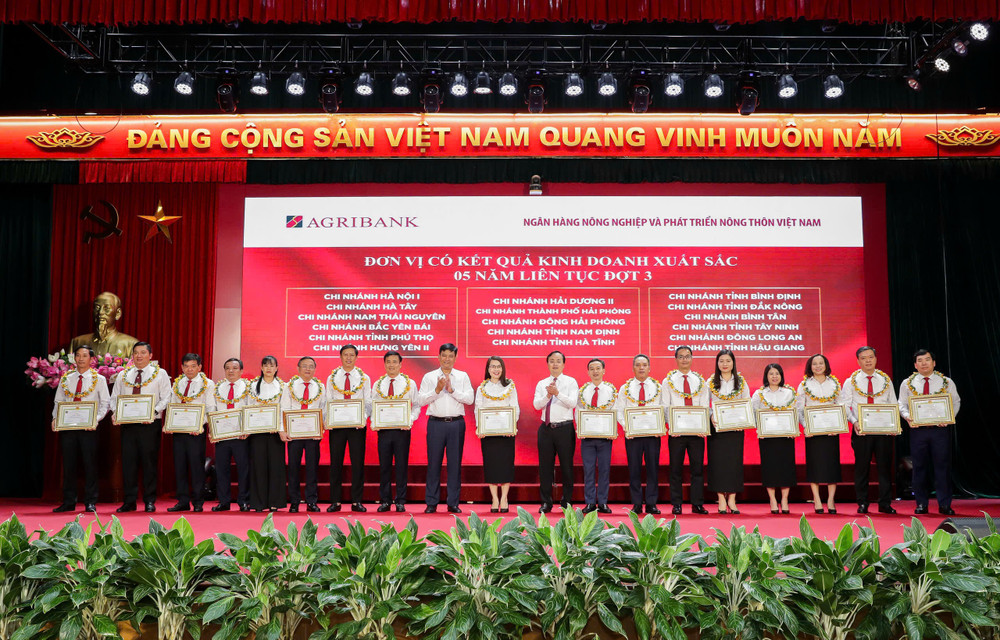 Agribank khen thưởng các đơn vị tiêu biểu trong hệ thống có kết quả hoạt động kinh doanh xuất sắc 5 năm liên tục (2020-2025). dang-bo-1.jpg