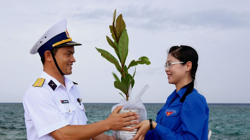 Mỗi cây xanh được trồng sẽ là một cột mốc niềm tin nơi đầu sóng ngọn gió.