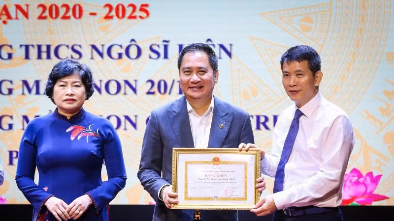 Ông Mai Xuân Sơn, Tổng Giám đốc T&T Group thay mặt tập đoàn nhận bằng khen tại sự kiện