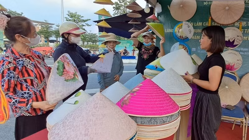 Các sản phẩm OCOP, làng nghề được giới thiệu tại triển lãm.