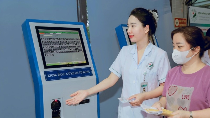 Người dân đăng ký khám tự động tại các kiosk thông minh.