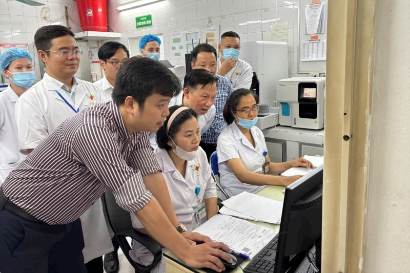 Thẩm định việc triển khai bệnh án điện tử tại Bệnh viện Hữu nghị Việt Nam-Cu Ba. (ẢNH: DUY TUÂN) vn-cuba.jpg