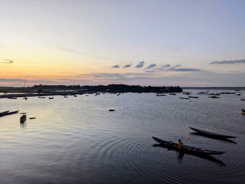 Những vòng sóng gợn giữa tà huy.