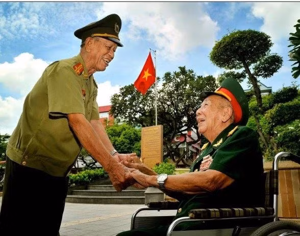 Bức ảnh "Tình đồng đội" của tác giả Võ Quốc Thanh.