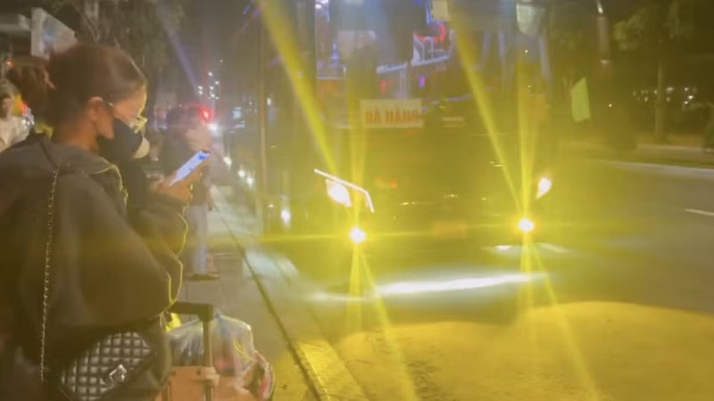 Lực lượng chức năng yêu cầu toàn bộ số khách chở quá quy định, xuống xe và di chuyển tiếp bằng phương tiện khác. (Ảnh Công an cung cấp)