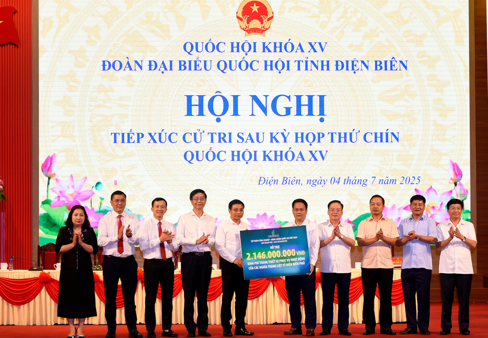 Liên doanh Việt-Nga Vietsovpetro đã ủng hộ 2 tỷ 146 triệu đồng nâng cấp hệ thống âm thanh, ánh sáng cho các Nghĩa trang Liệt sĩ. (Ảnh: BTC) traoqua3-sua.jpg