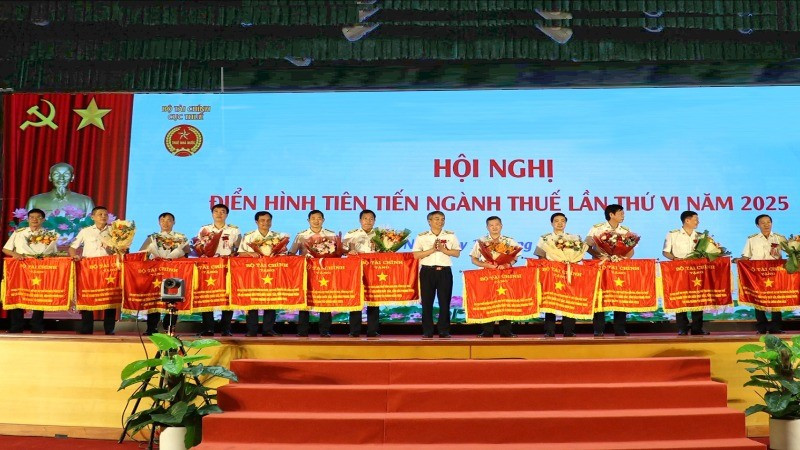 Cục trưởng Mai Xuân Thành trao tặng Cờ thi đua của Bộ Tài chính cho các tập thể xuất sắc của ngành Thuế. 