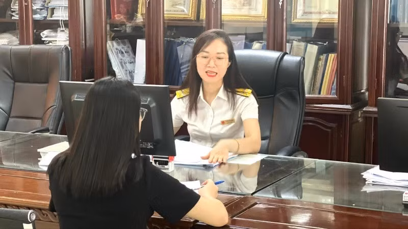 Tại nhiều địa phương, cán bộ thuế nhanh chóng tiếp cận địa bàn, triển khai nhiệm vụ theo đúng tinh thần chỉ đạo của Bộ Tài chính và Cục Thuế. (Ảnh: MINH PHƯƠNG)