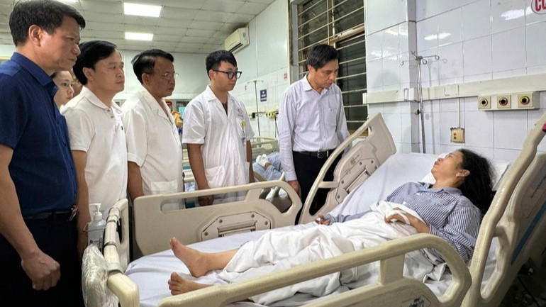 Lãnh đạo tỉnh Quảng Ninh, đến thăm hỏi, động viên các nạn nhân của vụ lật tàu trên Vịnh Hạ Long đang được điều trị, chăm sóc tại Bệnh viện đa khoa tỉnh Quảng Ninh. (Ảnh: QUANG THỌ)