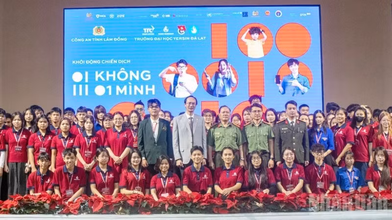 Công an tỉnh Lâm Đồng và Trường Đại học Yersin Đà Lạt tổ chức chương trình “không một mình-cùng nhau an toàn trực tuyến”.