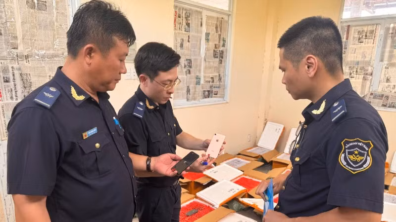 Lực lượng hải quan kiểm tra, đối chiếu tang vật bị thu giữ. (Ảnh: CHQ)