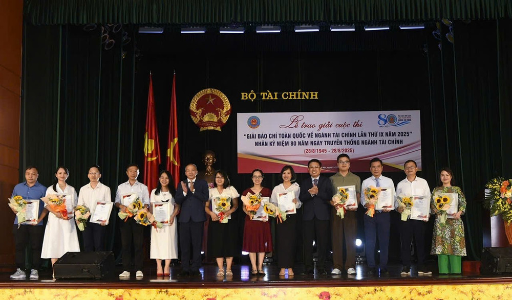 Các tác giả, đại diện nhóm tác giả đạt giải C tại Lễ trao giải gia-c.jpg