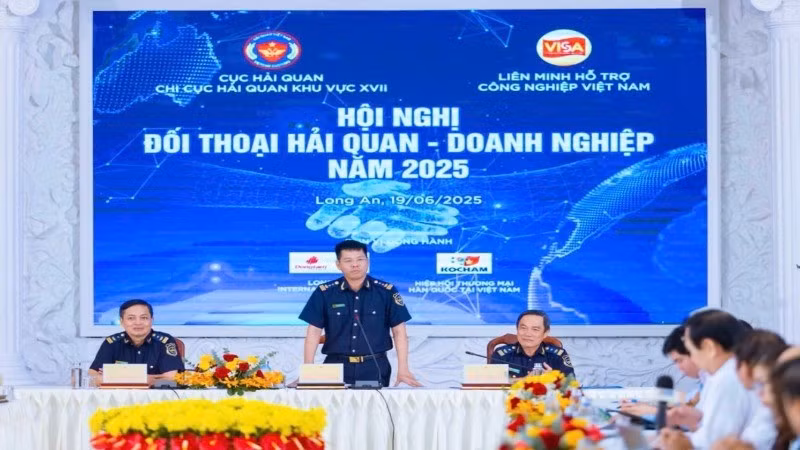 Hải quan khu vực XVII đối thoại tháo gỡ vướng mắc khó khăn cùng doanh nghiệp. (Ảnh: CHQ)