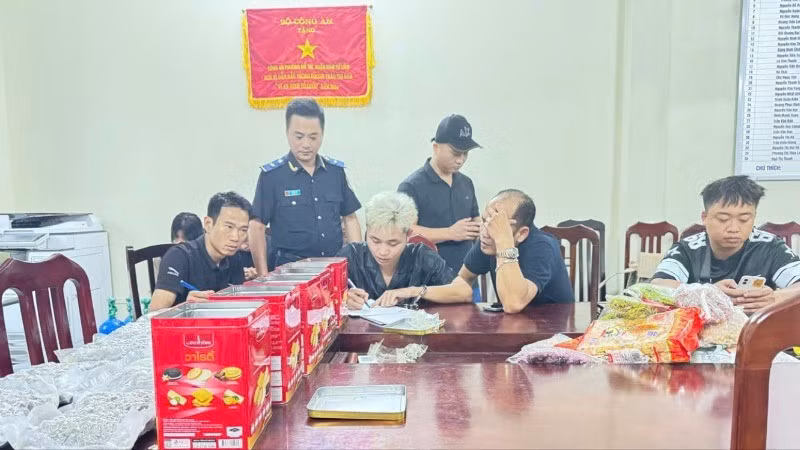 Các đối tượng thực hiện vận chuyển ma túy bằng hình thức đóng gói hàng hóa là ma túy cần sa trong các thùng bánh kẹo. (Ảnh: CHQ)