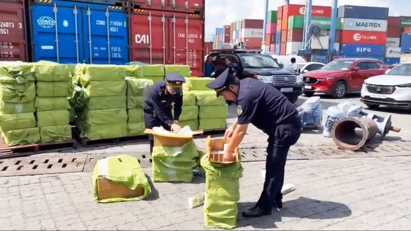 Lực lượng chức năng phát hiện hơn 84.000 bao thuốc lá điếu nhãn hiệu Marlboro được cất giấu tinh vi bên trong 2 bồn thép rỗng. (Ảnh: CHQ)