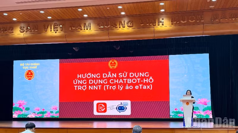 Tại hội nghị, một nội dung được tập huấn trao đổi, làm rõ đó là hướng dẫn sử dụng công cụ trợ lý ảo (Chatbot) tích hợp trên eTax Mobile. (Ảnh: MINH PHƯƠNG)