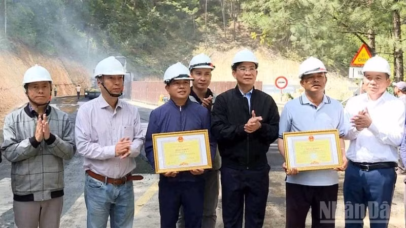 Chủ tịch Ủy ban nhân dân tỉnh Lâm Đồng Hồ Văn Mười (thứ ba, bên phải) trao bằng khen tặng các đơn vị có thành tích xuất sắc trong khắc phục sự cố sạt lở đèo Mimosa.
