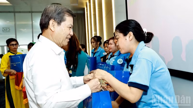 Đồng chí Lê Minh Trí, Ủy viên Bộ Chính trị, Bí thư Trung ương Đảng, Trưởng ban Nội chính Trung ương trao quà tặng cho công nhân Công ty Chang Shin Việt Nam Trách nhiệm hữu hạn.