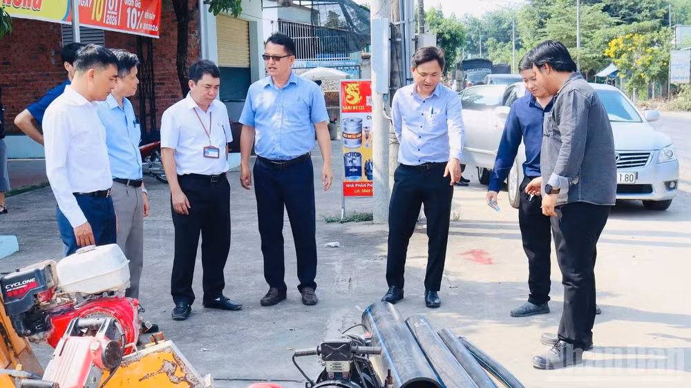Lãnh đạo xã An Viễn kiểm tra việc chuẩn bị thi công dự án lắp đặt tuyến ống cấp nước sạch trên địa bàn ấp An Phú.