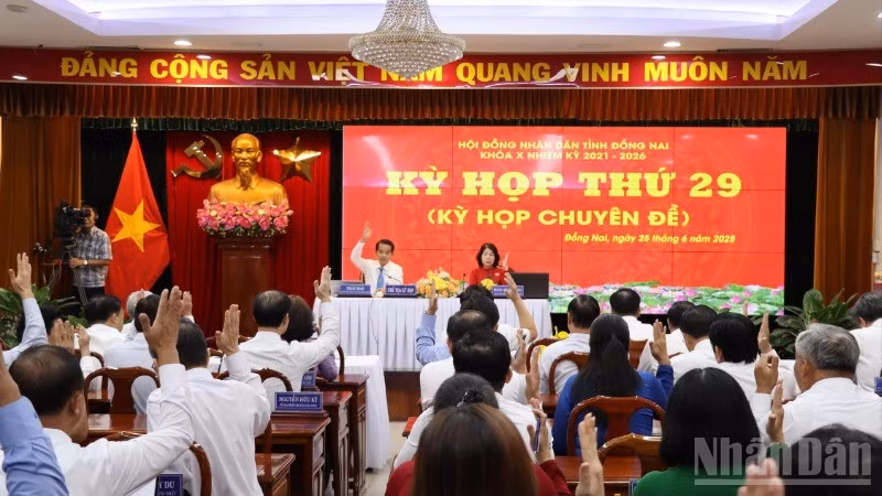 Các đại biểu Hội đồng nhân dân tỉnh Đồng Nai biểu quyết thông qua nghị quyết tại kỳ họp.