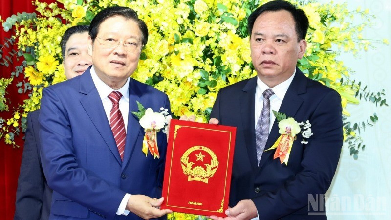 Đồng chí Phan Đình Trạc trao quyết định của Thủ tướng Chính phủ chỉ định đồng chí Võ Tấn Đức giữ chức Chủ tịch Ủy ban nhân dân tỉnh Đồng Nai. ndo_br_599a7136-resize-7282.jpg