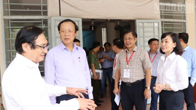 Đoàn kiểm tra tại điểm in sao đề thi Trường trung học phổ thông chuyên Lương Thế Vinh, thành phố Biên Hòa.
