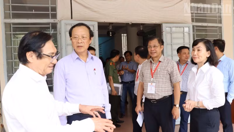 Đoàn kiểm tra tại điểm in sao đề thi Trường trung học phổ thông chuyên Lương Thế Vinh, thành phố Biên Hòa.