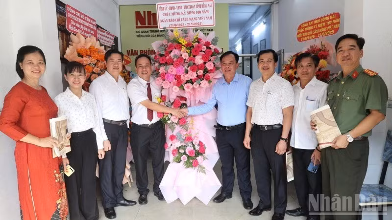 Đồng chí Võ Tấn Đức, Phó Bí thư Tỉnh ủy, Chủ tịch Ủy ban nhân dân tỉnh Đồng Nai tặng lẵng hoa chúc mừng Văn phòng đại diện Báo Nhân Dân tại Đồng Nai.