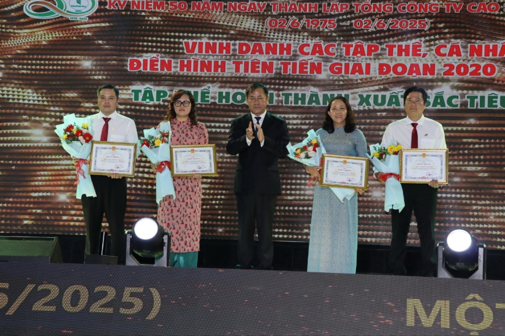 Lãnh đạo Tổng Công ty Cao-su Đồng Nai khen thưởng cho các đơn vị. 7-resize-3132.jpg