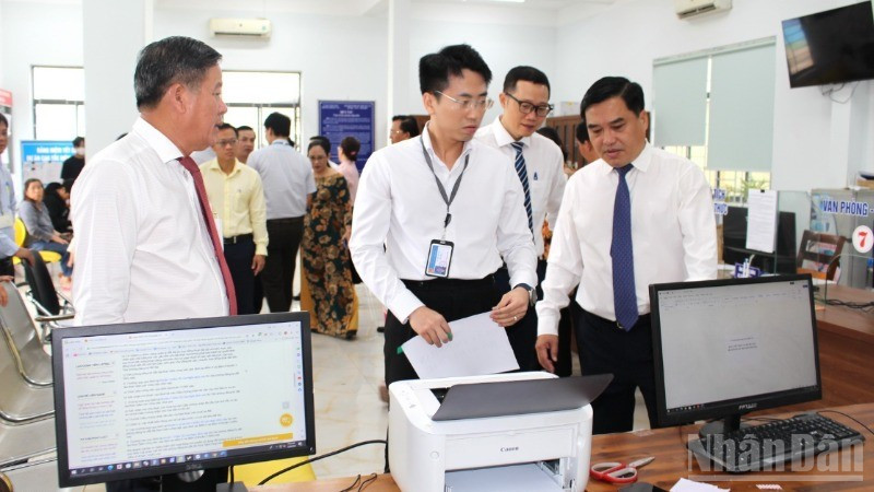 Các đồng chí Ủy viên Ban Thường vụ Tỉnh ủy Đồng Nai kiểm tra việc vận hành thử nghiệm tại phường Phước Tân.