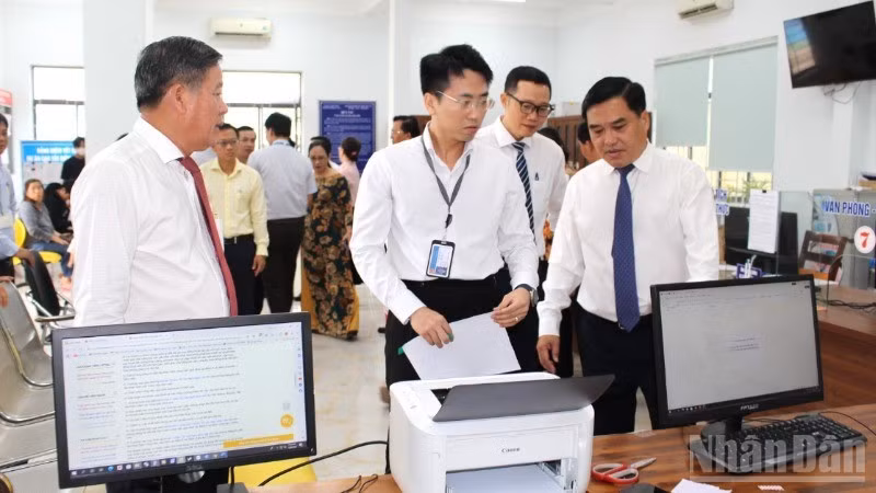 Các đồng chí Ủy viên Ban Thường vụ Tỉnh ủy Đồng Nai kiểm tra việc vận hành thử nghiệm tại phường Phước Tân.