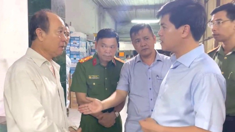 Thiếu tướng Nguyễn Đức Hải (trái), Giám đốc Công an tỉnh Đồng Nai đến khu vực hiện trường - nơi các lực lượng điều tra, truy bắt nghi can gây án.