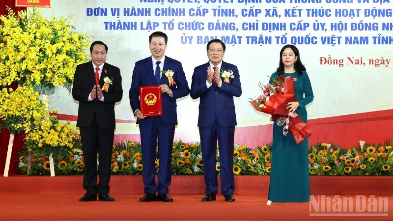 Đồng chí Phan Đình Trạc trao quyết định chỉ định Đoàn đại biểu Quốc hội tỉnh Đồng Nai. ndo_br_4-resize-9885.jpg