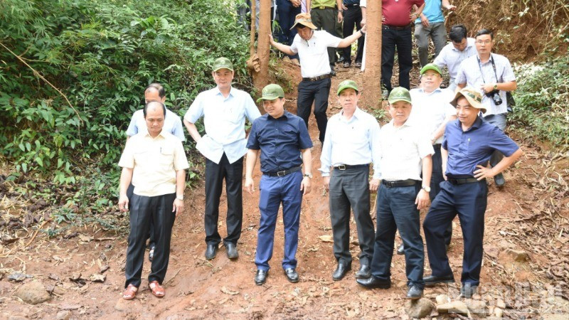 Phó Chủ tịch Ủy ban nhân dân tỉnh Hồ Văn Hà cùng lãnh đạo các sở, ngành, huyện Vĩnh Cửu khảo sát tại vị trí xây dựng cầu Mã Đà. ndo_br_3-4906.jpg
