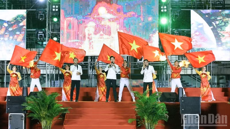 Các tác phẩm được biểu diễn tại chương trình ca ngợi tinh thần đoàn kết, tình yêu quê hương đất nước.