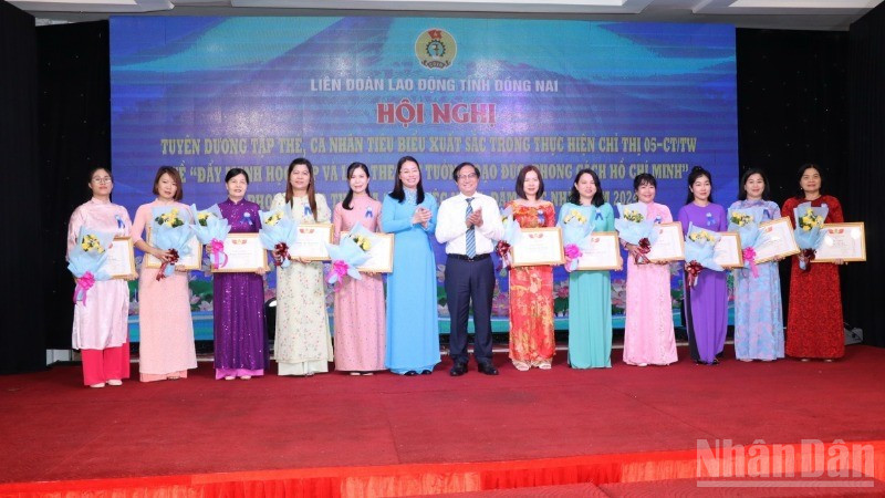 Lãnh đạo Ủy ban nhân dân tỉnh Đồng Nai và Liên đoàn Lao động tỉnh tuyên dương các cá nhân tiêu biểu. ndo_br_45-7448.jpg