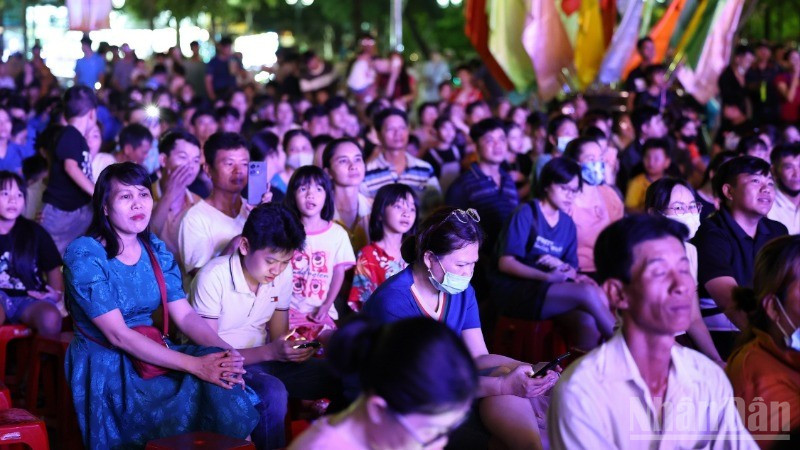 Đông đảo người dân đã đến theo dõi chương trình. ndo_br_599a7460-resize-611.jpg