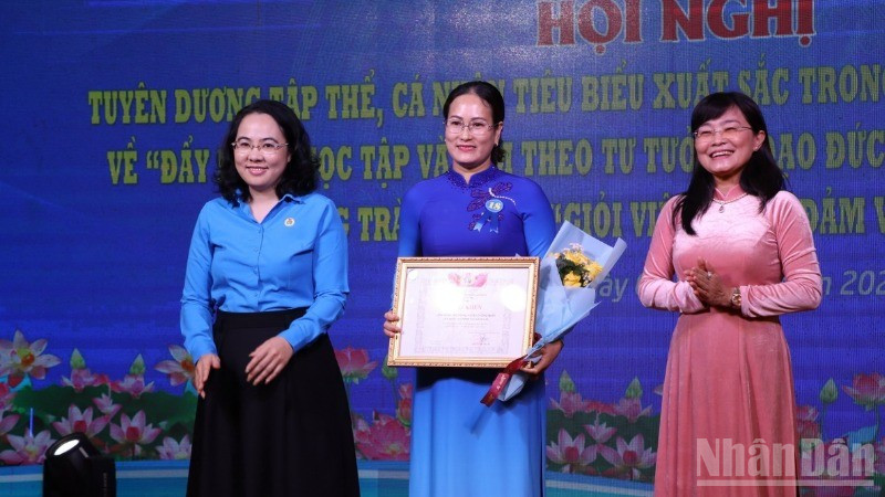 Đại diện Tổng Liên đoàn Lao động Việt Nam và Liên đoàn Lao động tỉnh Đồng Nai tuyên dương cá nhân tiêu biểu. ndo_br_34-6487.jpg