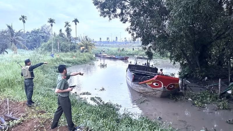 Lực lượng công an vây bắt nhóm đối tượng khai thác cát trái phép trên sông Đồng Nai.